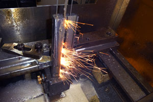 高精度を要する精密機械部品 切削の様子